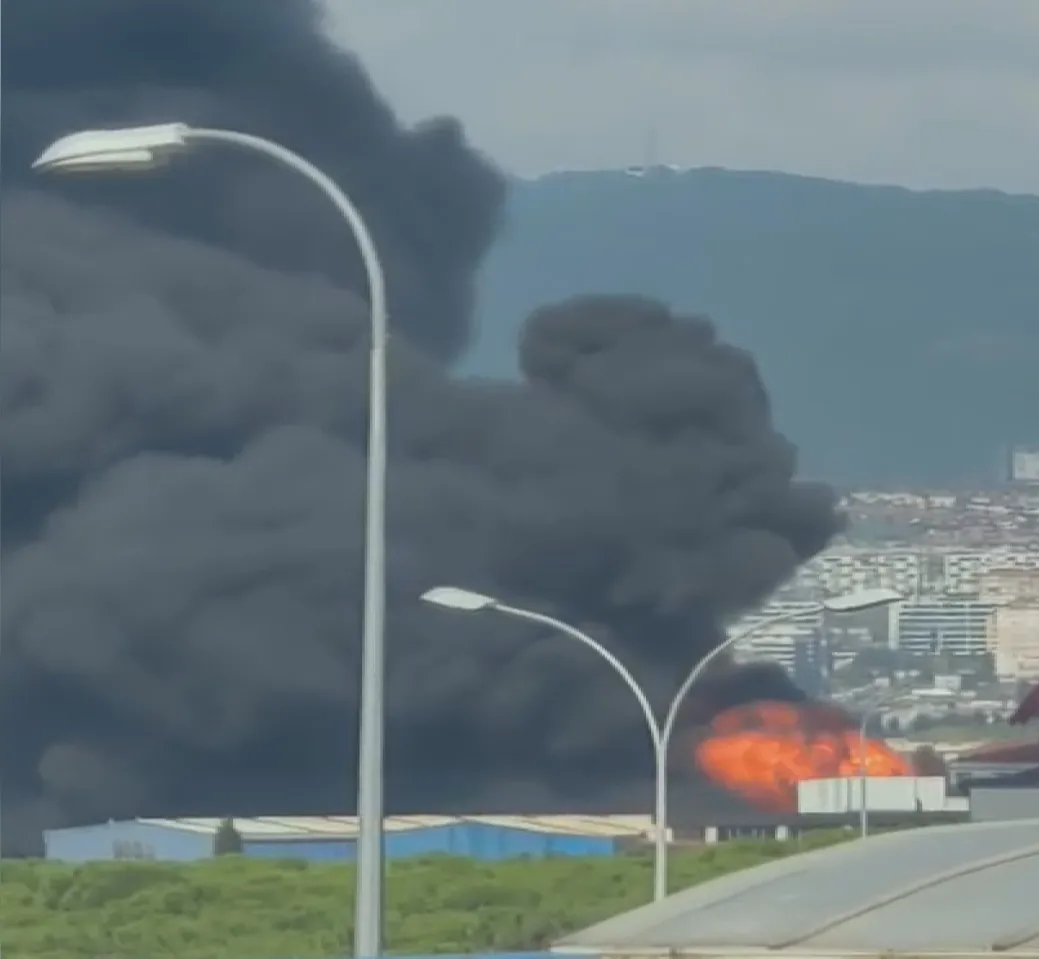 Tuzla'da korkutan alevler: Sanayi sitesinden yükselen dumanlar paniğe yol açtı