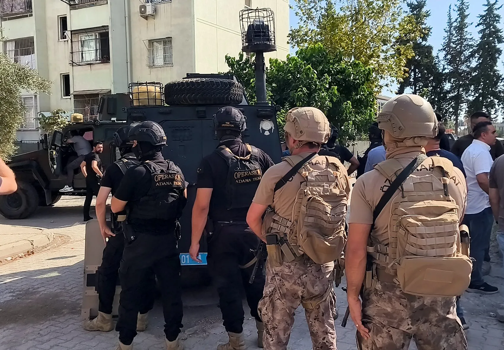 Adana'da dehşet anları: Polise el bombasıyla direnen firari ve suç ortağı cezaevine gönderildi