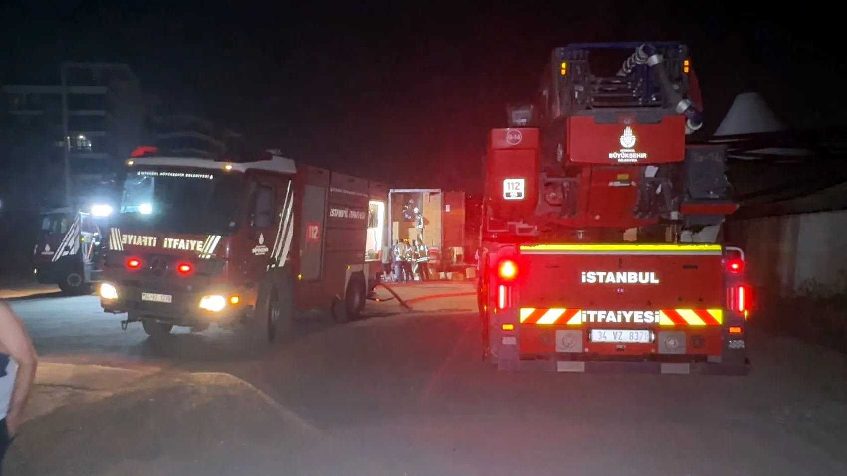 Ambarlı'da gece yarısı korkutan yangın: TIR küle döndü