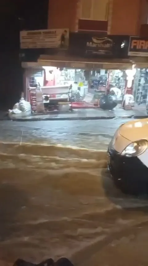 İstanbul'da akşam saatlerinde kabus: Yollar su altında kaldı