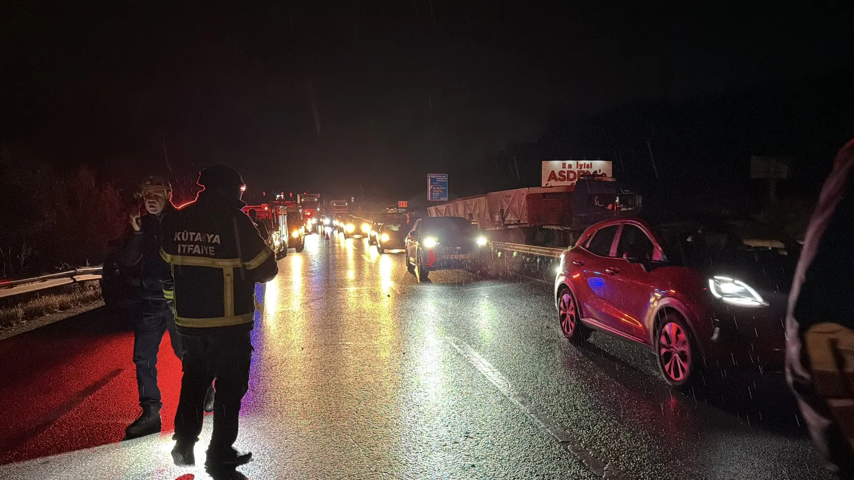 Kütahya'da korkutan kaza: Bariyerleri aşan dev TIR karşı şeride uçtu