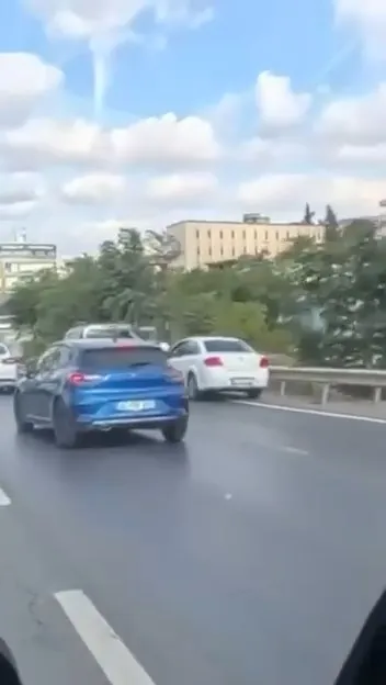 Pendik'te dehşet anları: Emniyet şeridindeki motosikletliyi biçti