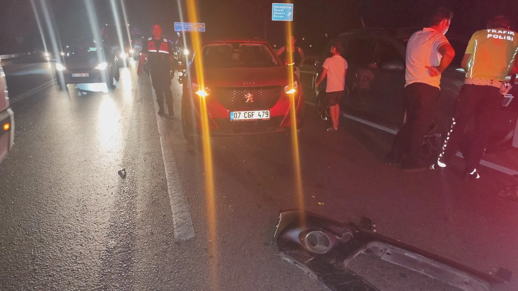 Antalya'da gece yarısı zincirleme kaza: Köpeğe çarpan araç devrilince ortalık karıştı
