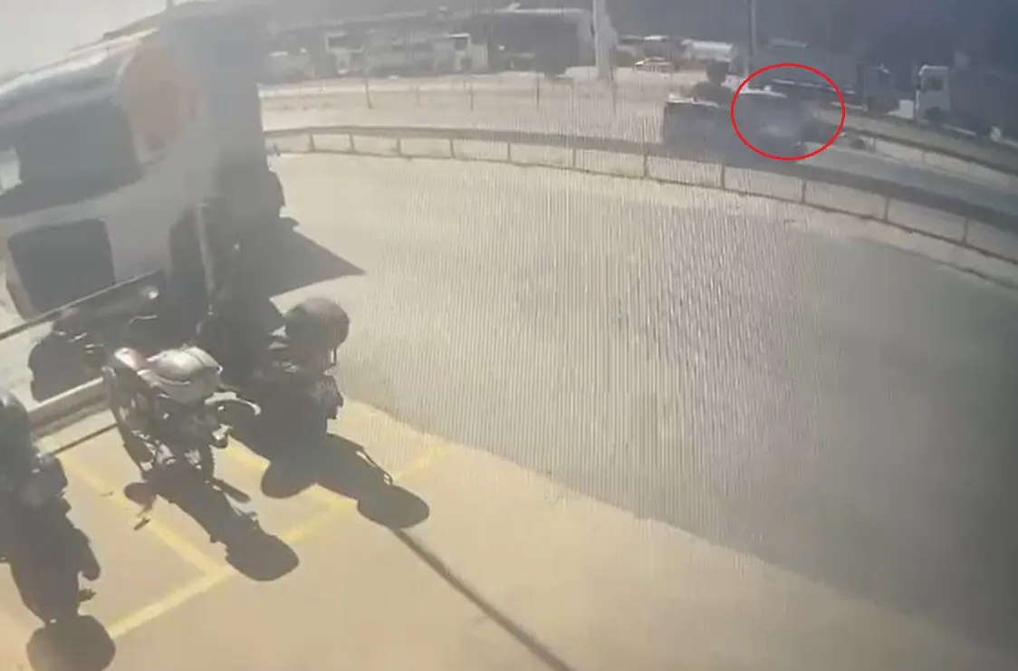 Orhangazi yolunda dehşet anları: Kontrolden çıkan otomobil refüje uçtu