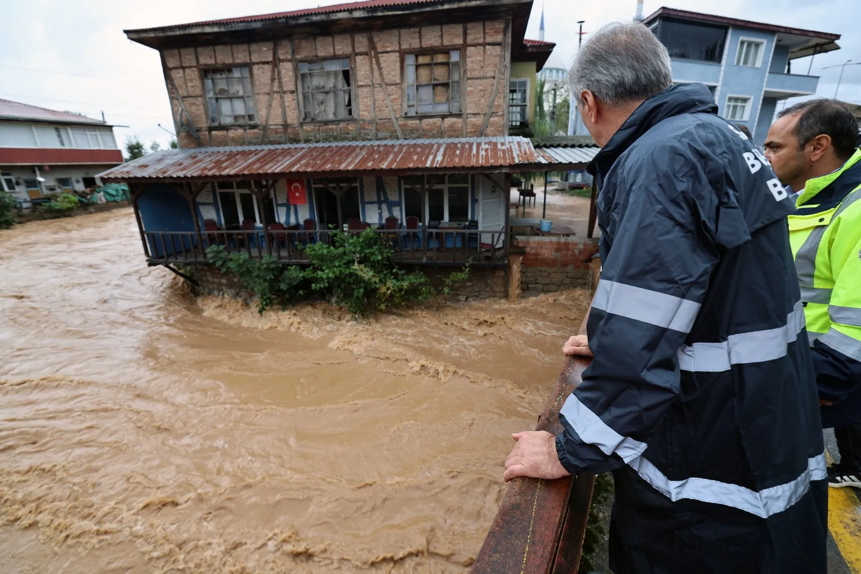 Sakarya'da 27 yılın en büyük felaketi: Dere yatakları taştı, hayat durma noktasına geldi