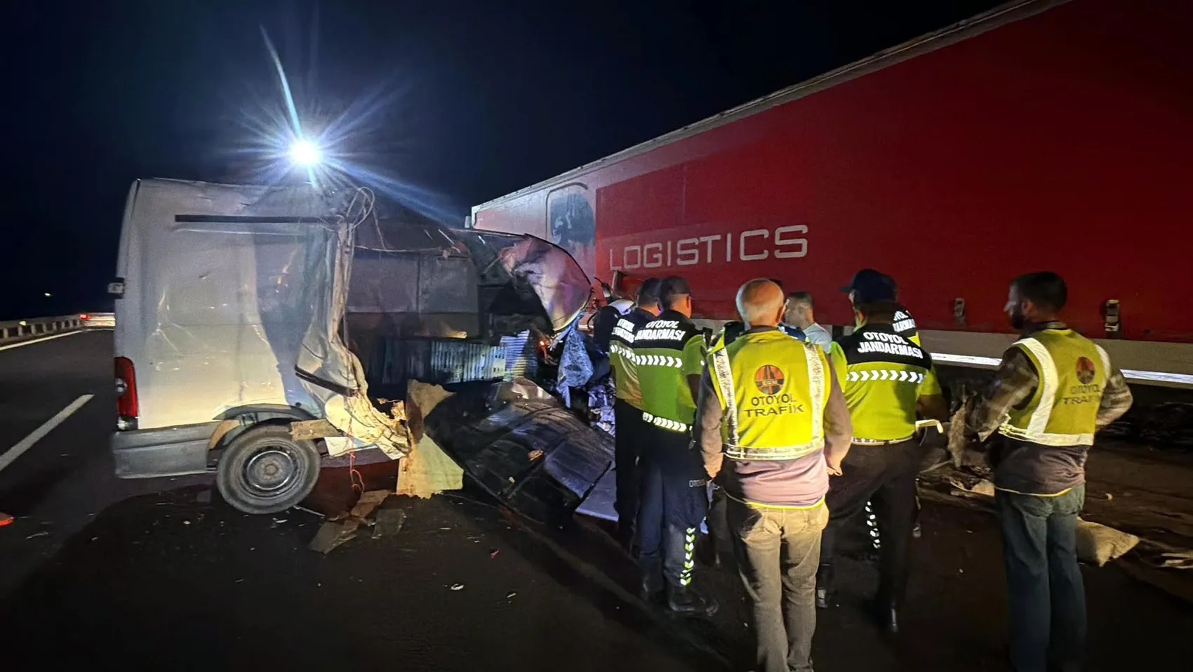 TEM Otoyolu'nda gece yarısı dehşeti: Minibüs TIR'a çarptı