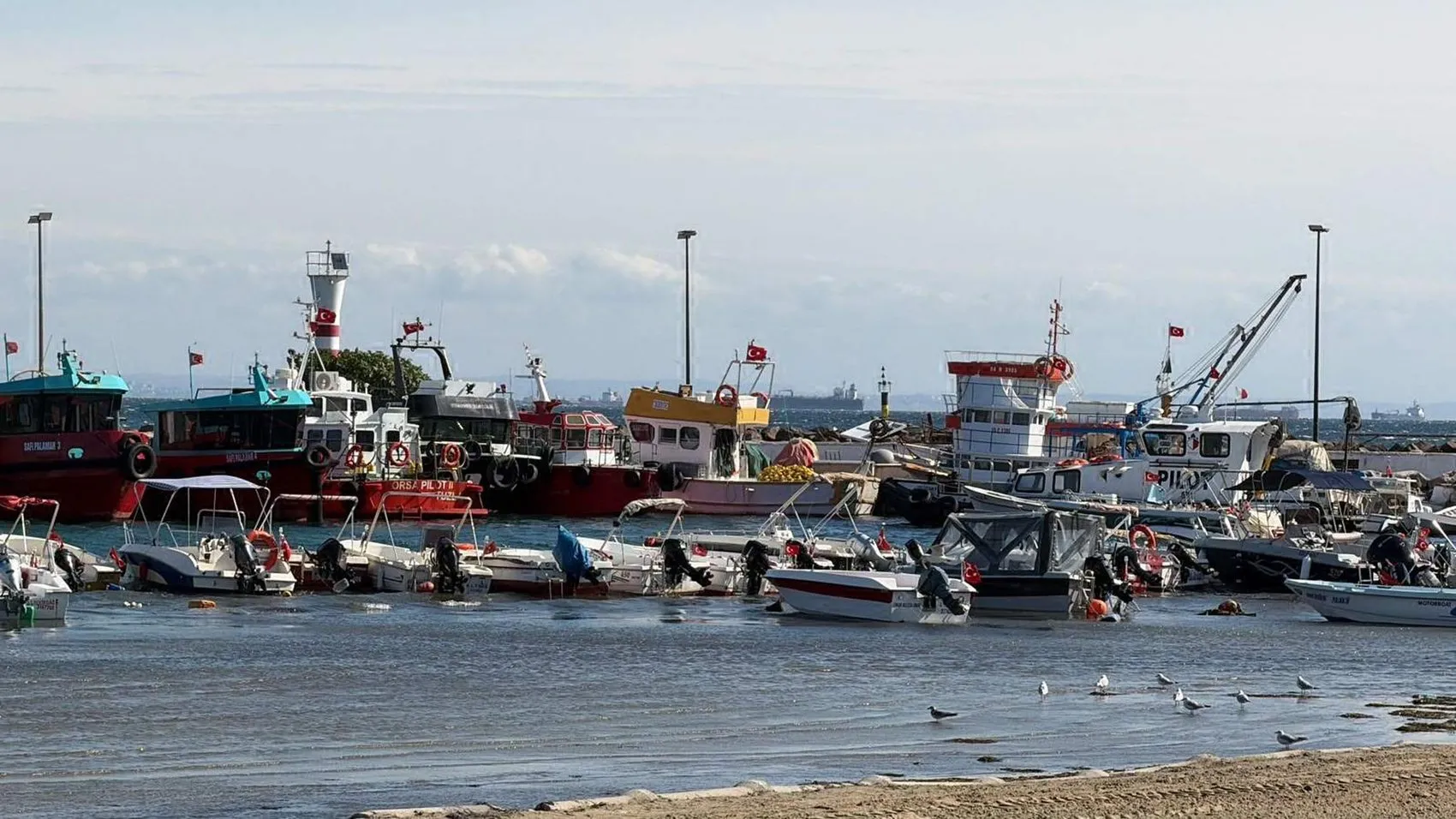 Tekirdağ'da hayatı durma noktasına getiren fırtına: Gökyüzü ve deniz sessizliğe büründü