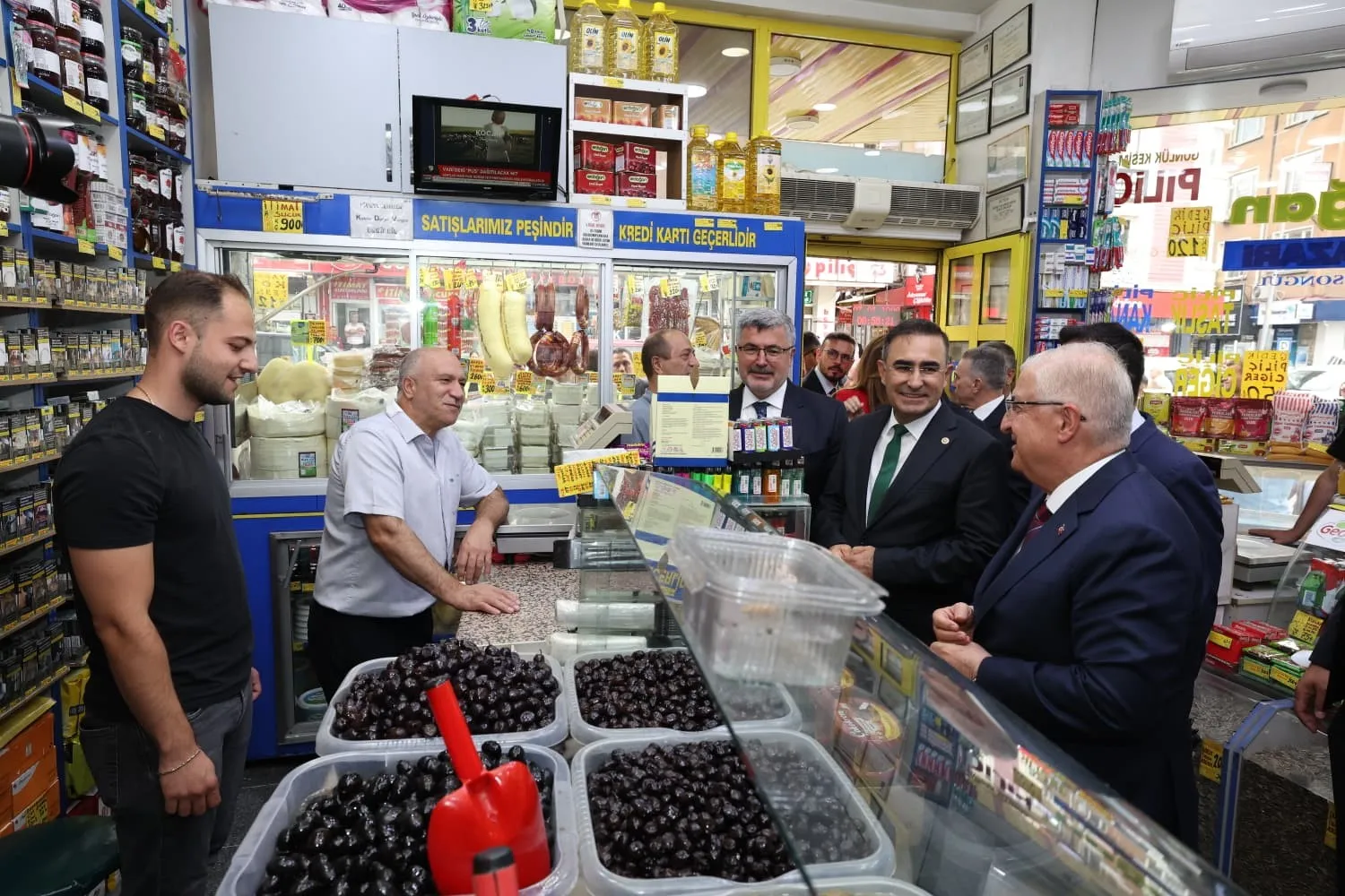 Bakan Güler'den Afyonkarahisar'da esnaf mesaisi: Bin yıllık kardeşlik vurgusu