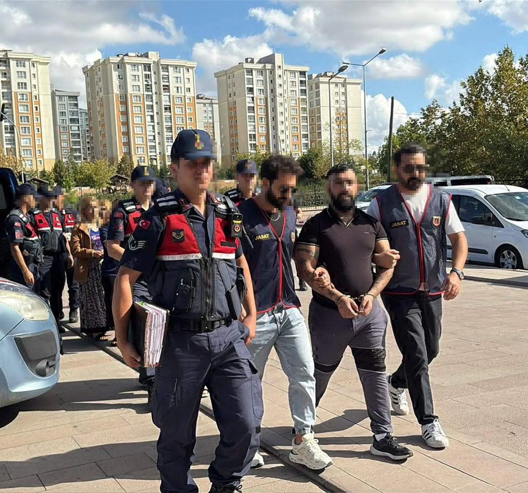 Çorlu'da saklandıkları evde yakayı ele verdiler: Vazonun içinden çıkanlar şoke etti