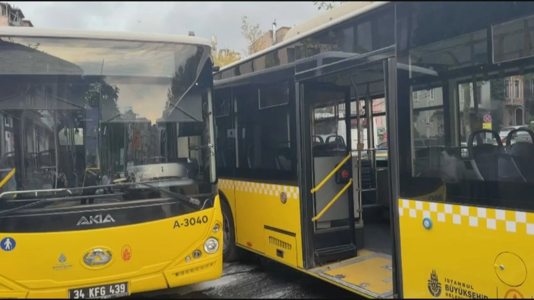 Tarlabaşı Bulvarı'nda İETT otobüsleri birbirine girdi: Trafik felç oldu