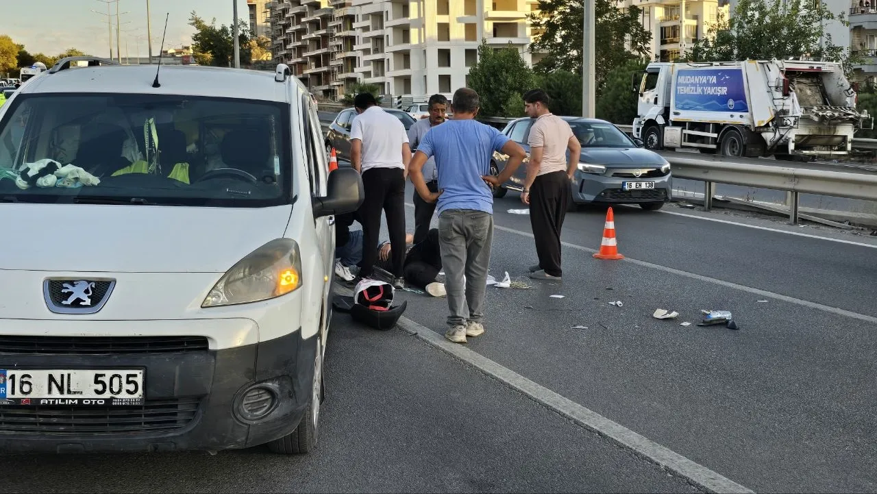 Mudanya'da motosiklet kazası: Yola savrulan sürücü hastanelik oldu