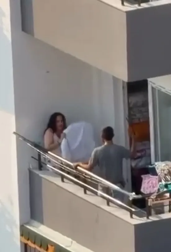 Adana'da dehşet anları: Balkondaki kadına sopalı saldırı kamerada