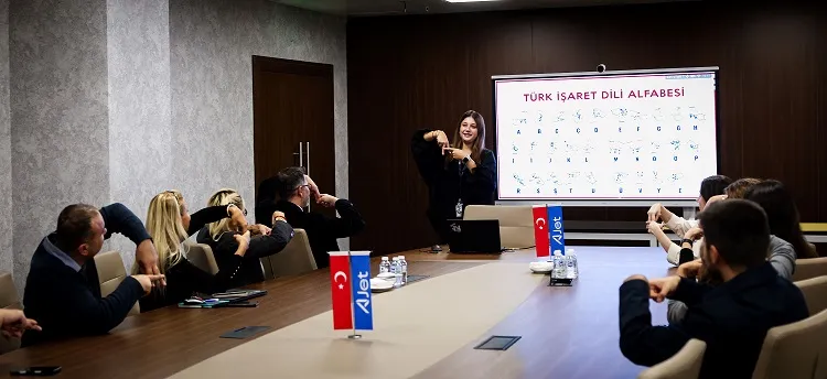 Gökyüzünde sessiz engeller kalkıyor: AJet kabin ekipleri işaret diliyle buluştu
