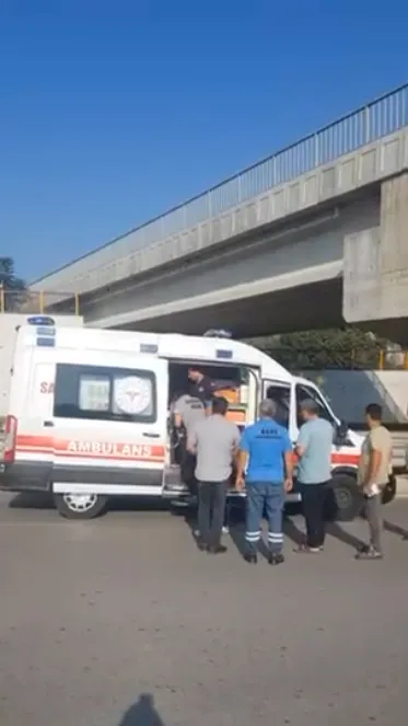 Adana'da şaşkına çeviren kaza: Seyir halindeki kamyon köprüye saplandı