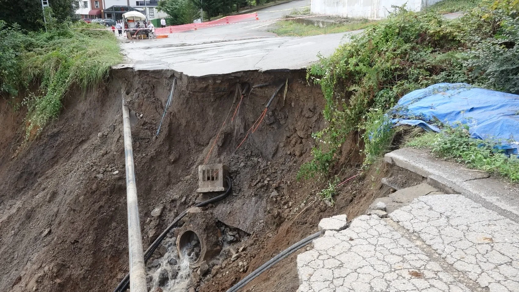Trabzon'da gece yarısı dehşeti: Yol çöktü, araç dere yatağına uçtu