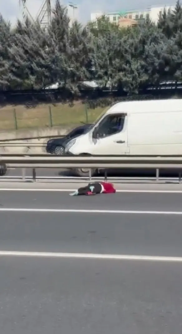 Basın Ekspres yolunda korkunç kaza: Servis minibüsü yayaya çarptı