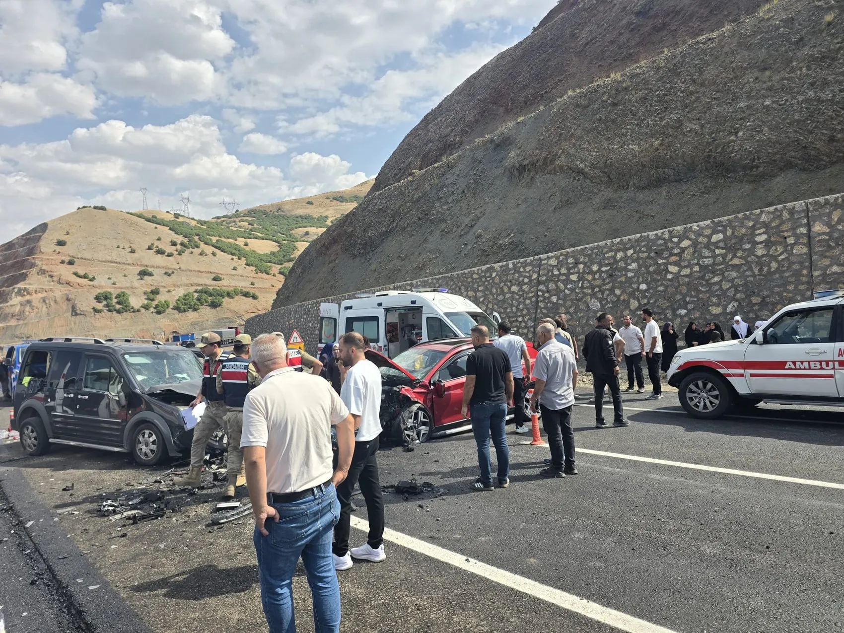 Bingöl kara yolunda sabah dehşeti: Kafa kafaya çarpışan araçlarda 6 kişi yaralandı