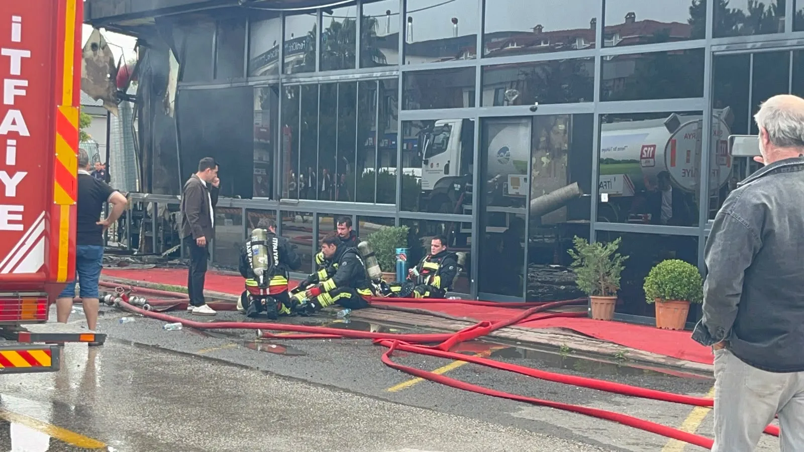 Serdivan'da korku dolu anlar: Restoran alevlere teslim oldu