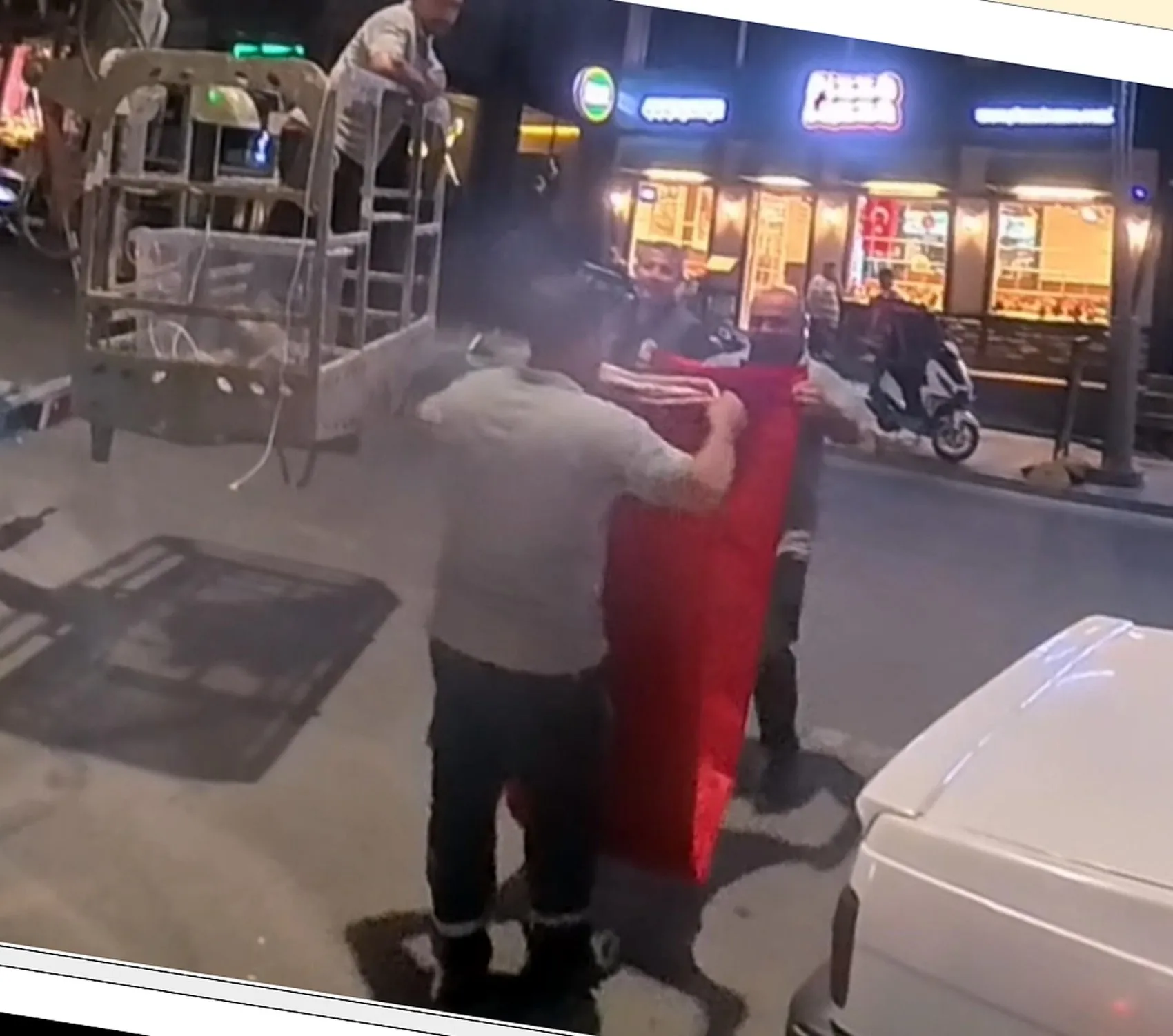 Motokurye Tuğba'nın bayrak isteğine belediye personelinden anlamlı yanıt: Sözünü tuttu