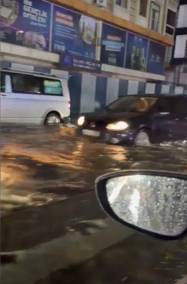 İstanbul'da akşam saatlerinde kabus: Yollar su altında kaldı