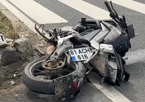 Düzce'de dehşet anları: Güvenlik kamerasına yansıyan çarpışma üç kişiyi hastanelik etti