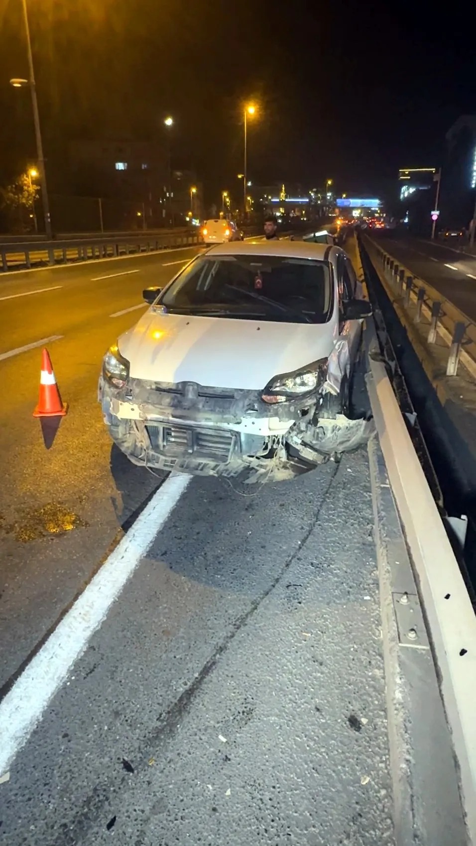 Avcılar'da gece yarısı dehşeti: Lüks otomobil bariyerlere saplandı