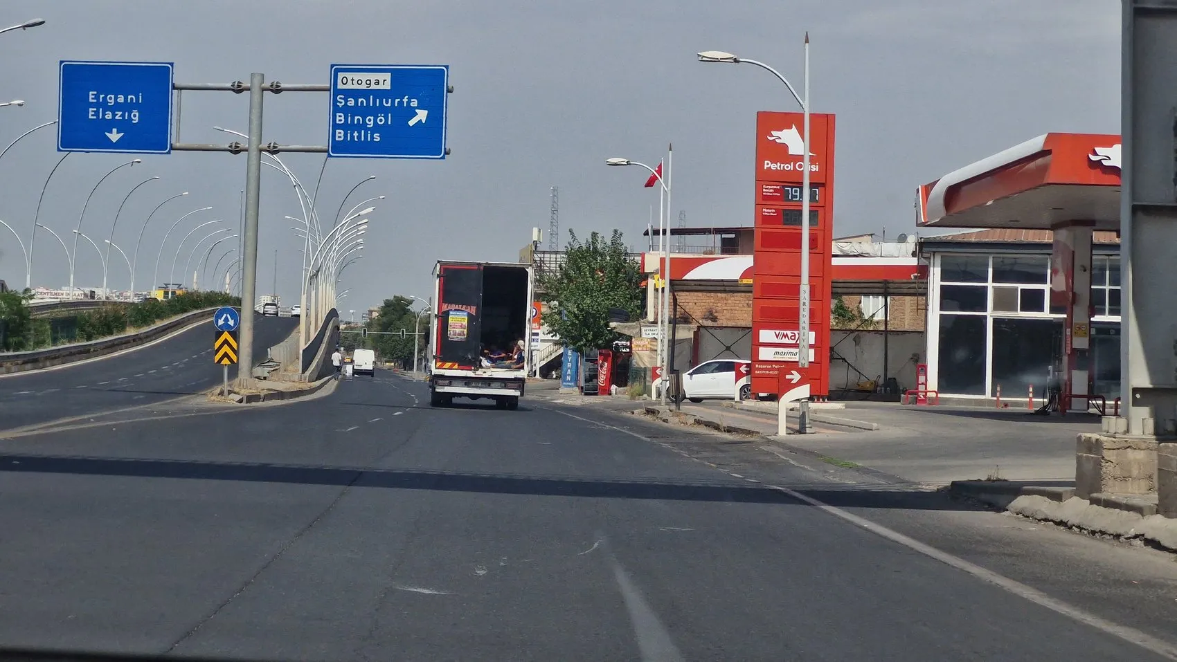 Diyarbakır trafiğinde yürekleri ağza getiren görüntüler: Ölümüne yolculuk kamerada