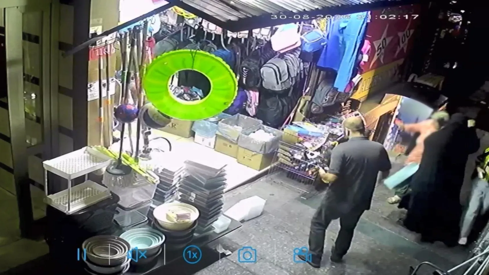 Çaldığı çantayı iade etmeye kalktı: Gelinim beğenmedi yalanı kameraya tosladı