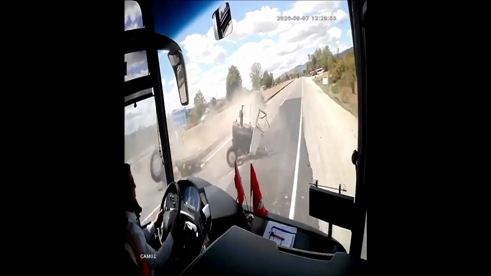 Kastamonu'da dehşet anları: Çarpışmanın şiddetiyle traktör ortadan ikiye ayrıldı