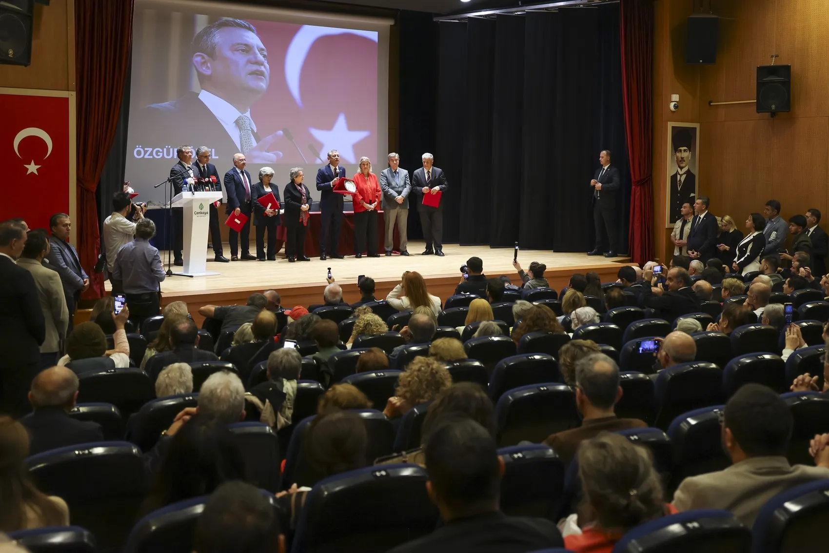 Özgür Özel'den Çankaya çıkışı: İddianame bile yazılsa bir gün tutuklu kalmazlar