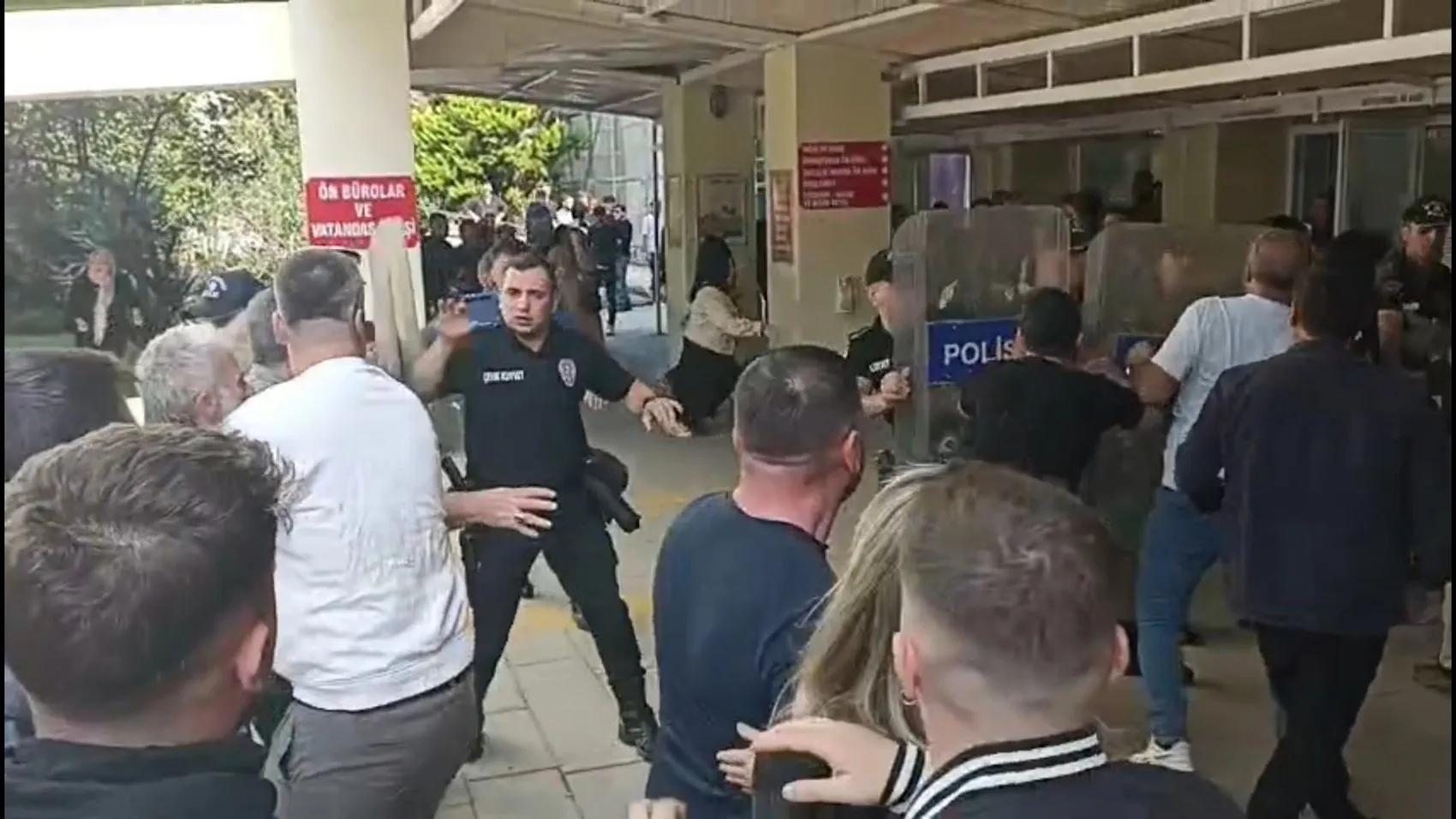 Sapanca'daki cinayet davasında karar sonrası adliye önünde arbede