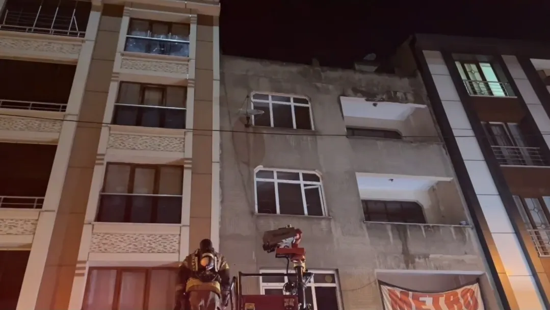 Esenler'de gece yarısı korkutan alevler: Boş binada yangın paniği