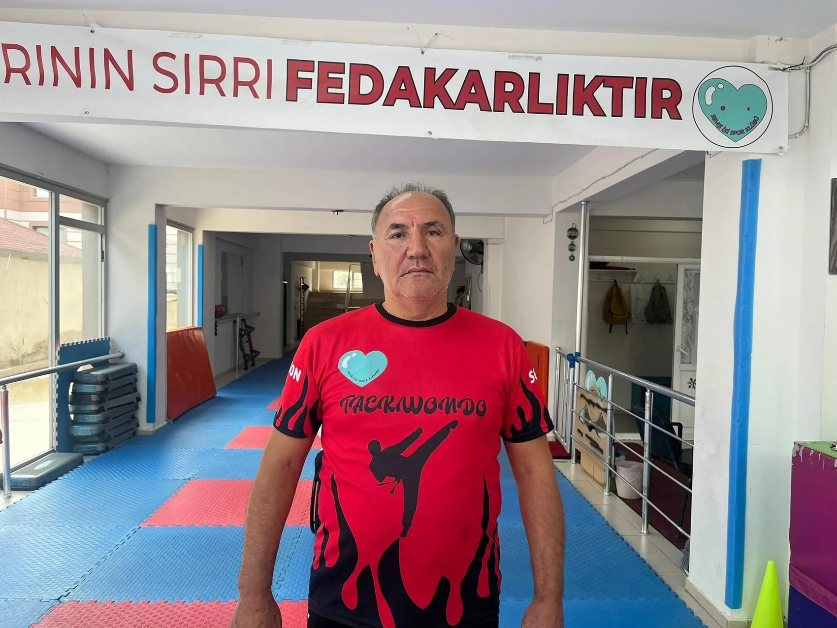 Yatağa bağımlı kaldığı günleri geride bıraktı: Şimdi kürsüde madalyasıyla parlıyor
