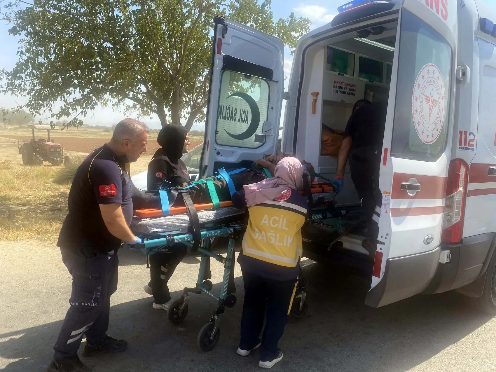 Alaşehir'de tarım işçilerini taşıyan minibüs kontrolden çıktı: 14 yaralı