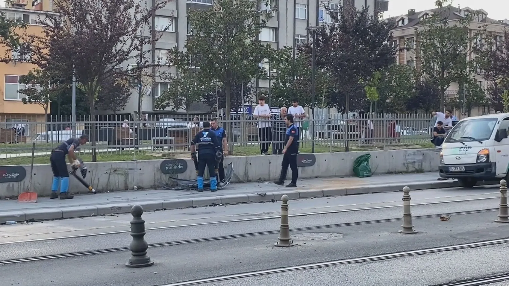 Güngören'de durak dehşeti: Otomobil bekleyenlerin arasına daldı