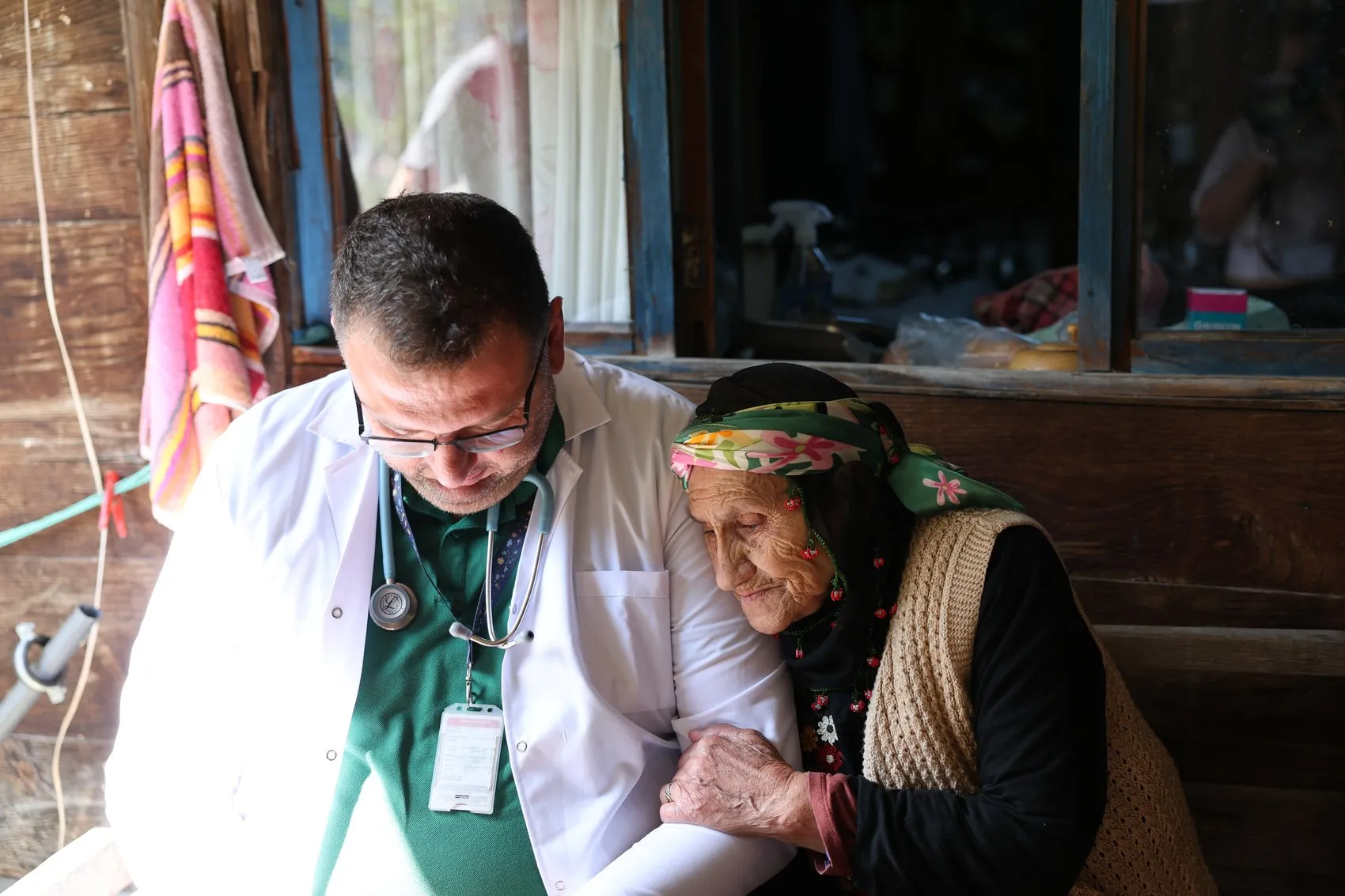 Ayder'in asırlık çınarı için seferberlik: 109 yaşındaki Sabriye teyzenin imdadına sağlık ekipleri yetişti