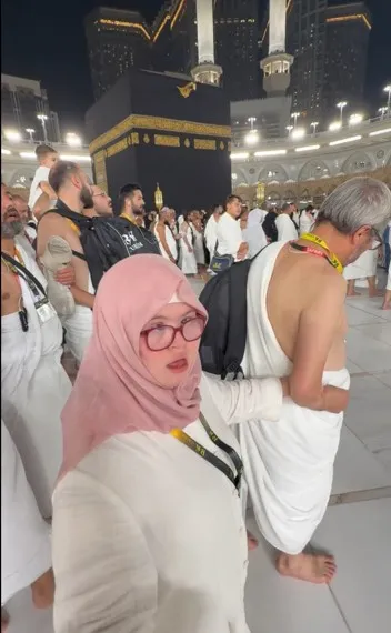 Rüyasında gördüğü Kabe’ye kavuştu: 14 yaşındaki Hüma’nın kutsal yolculuğu