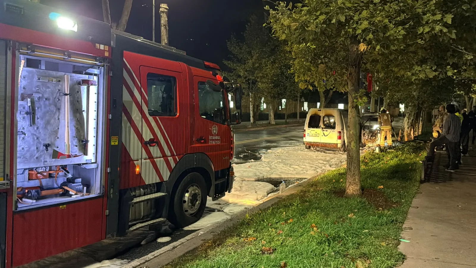 Dolmabahçe Caddesi'nde gece yarısı korkutan anlar: Seyir halindeki araç alevlere teslim oldu