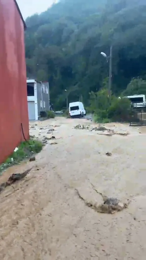 Zonguldak'ta sağanak kabusu: Sanayi sitesi sular altında kaldı