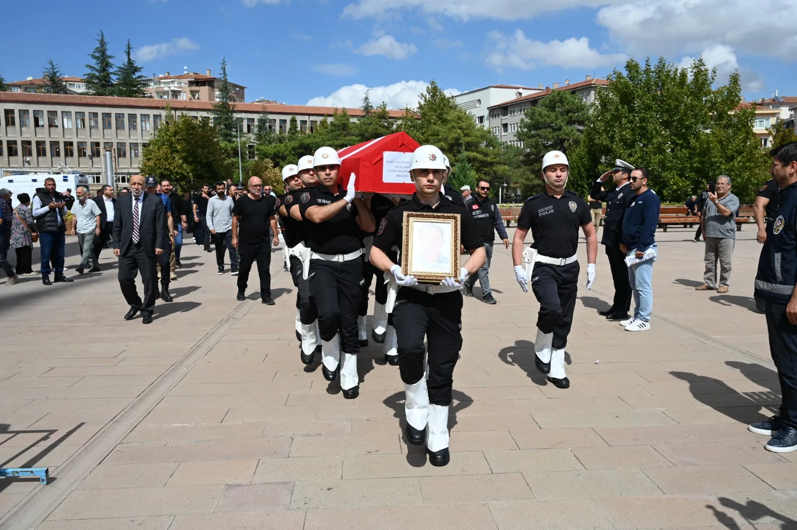 Görevi başında şehit düşen polis memuru Batuhan Sarıyalçınkaya son yolculuğuna uğurlandı