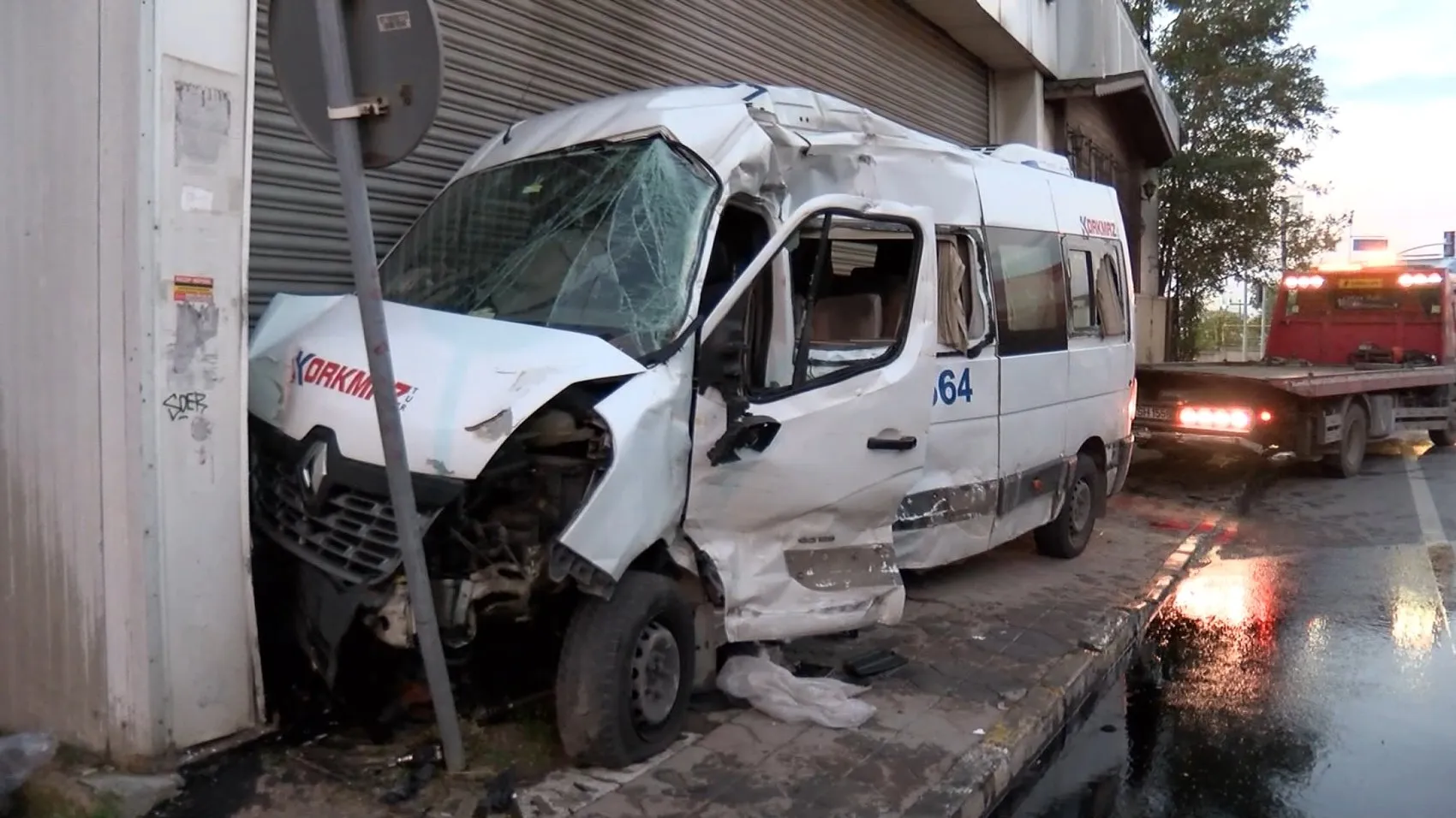 Sabahın ilk ışıklarında Ümraniye'de şiddetli çarpışma: Servis aracı dükkan duvarına çarptı