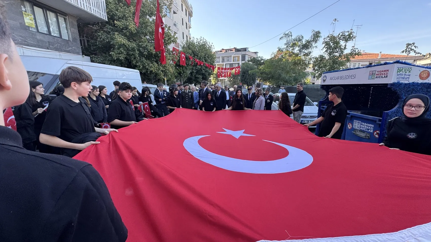 Avcılar’da Gaziler Günü için tek yürek oldular: Anlamlı yürüyüşle minnetlerini sundular