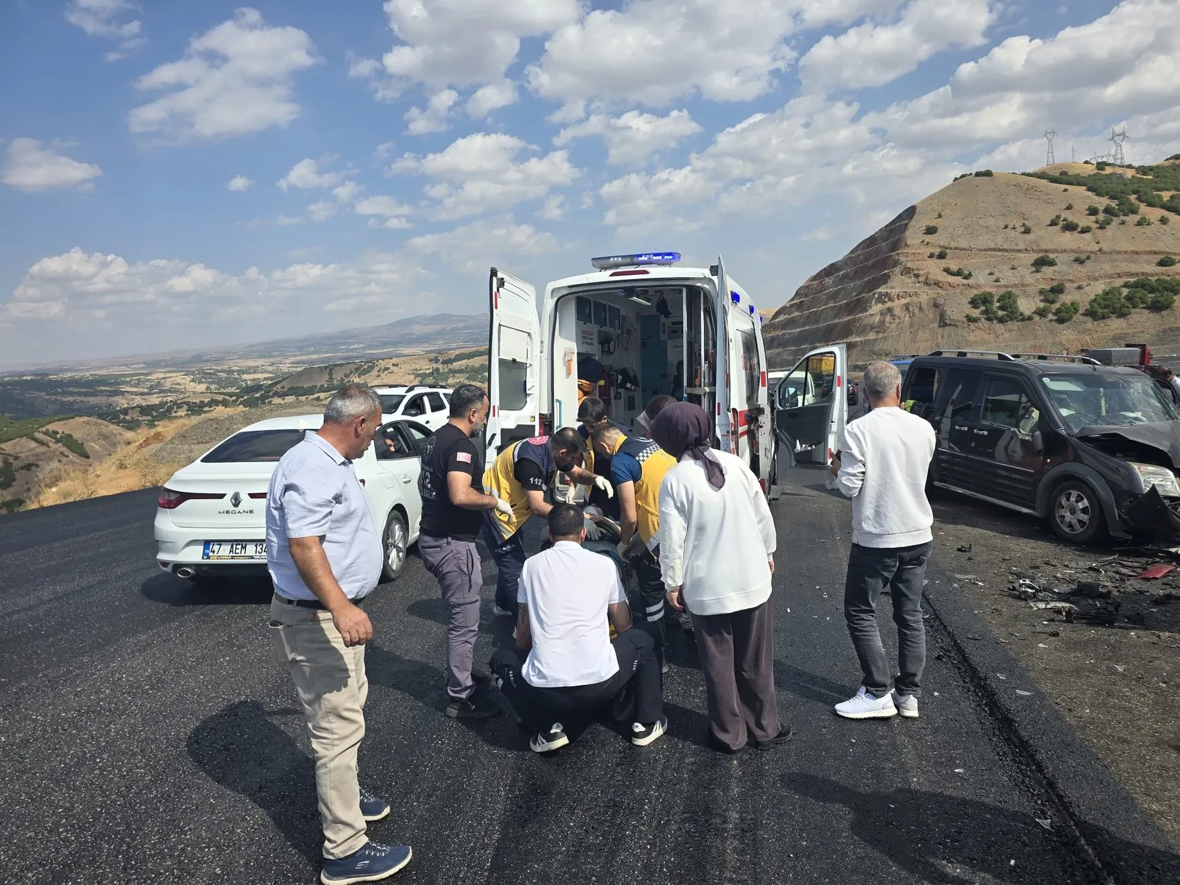 Bingöl kara yolunda sabah dehşeti: Kafa kafaya çarpışan araçlarda 6 kişi yaralandı