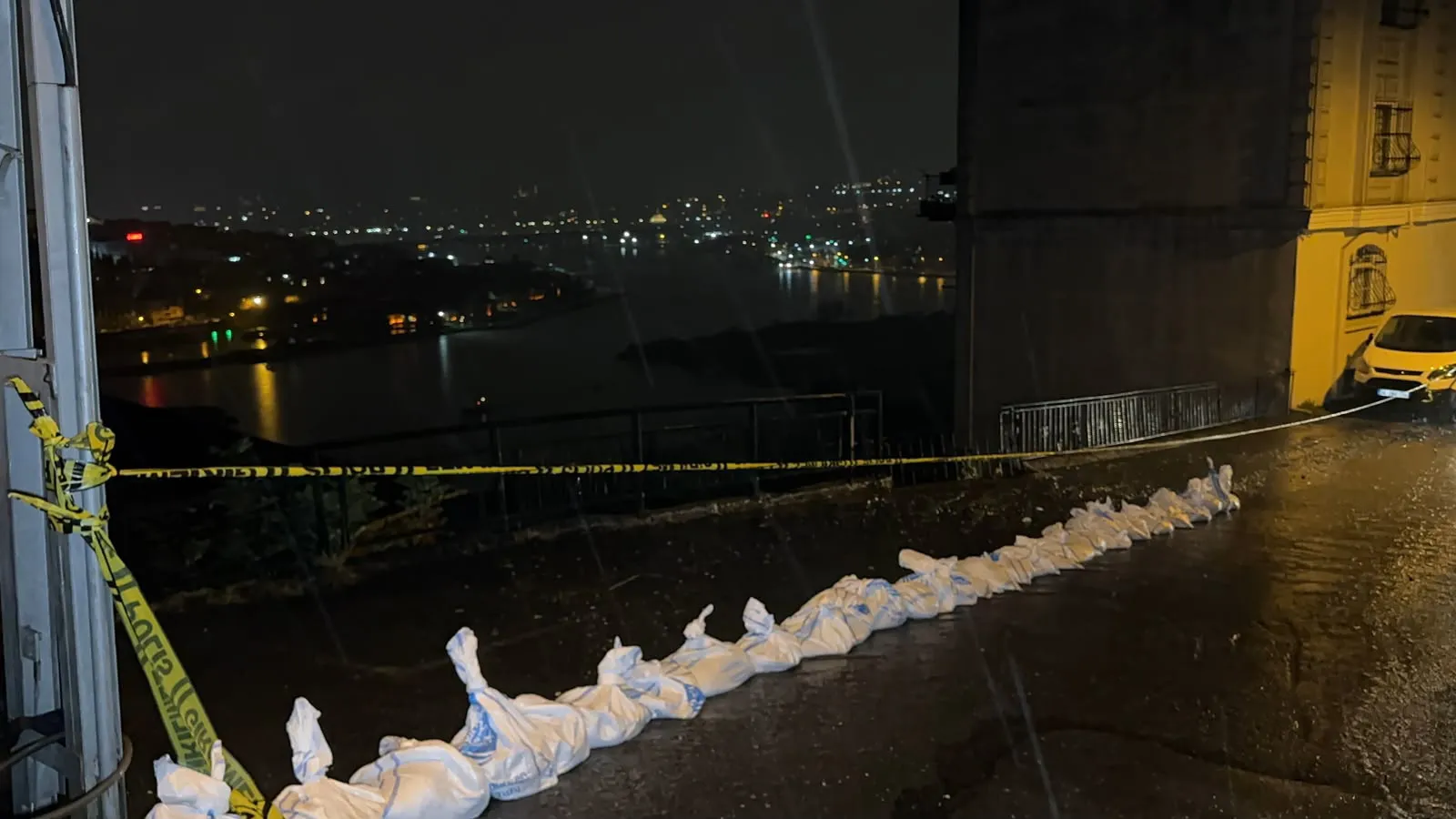 Eyüpsultan'da gece yarısı paniği: Toprak kayması nedeniyle 25 kişi evlerinden çıkarıldı