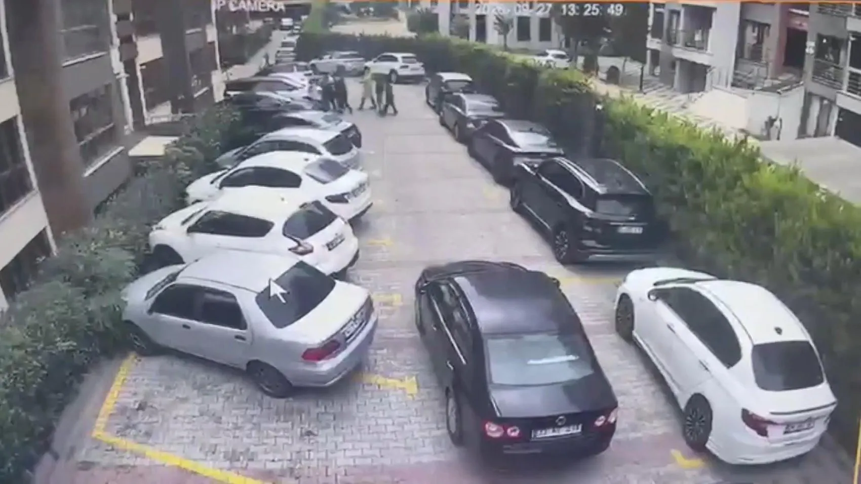 Otoparkta dehşet anları: Silahı elinden alan mahalleli faciayı önledi