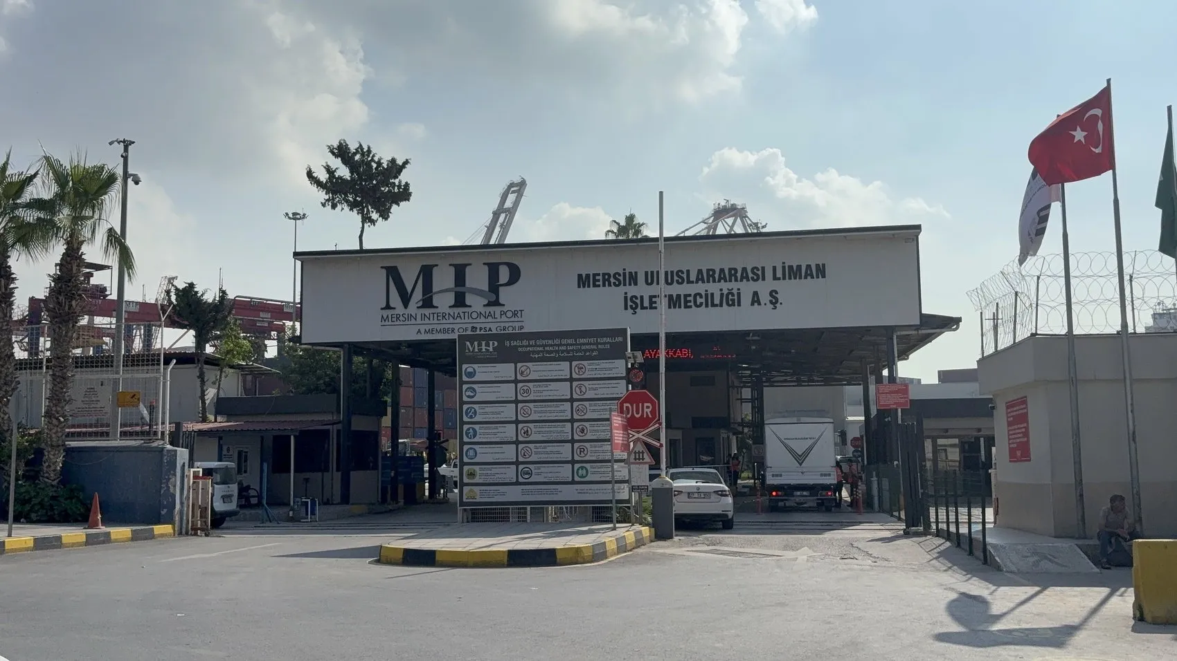 Mersin Limanı'nda gece yarısı kabusu: İş makinesi devrildi, kimyasal sızıntı paniği yaşandı