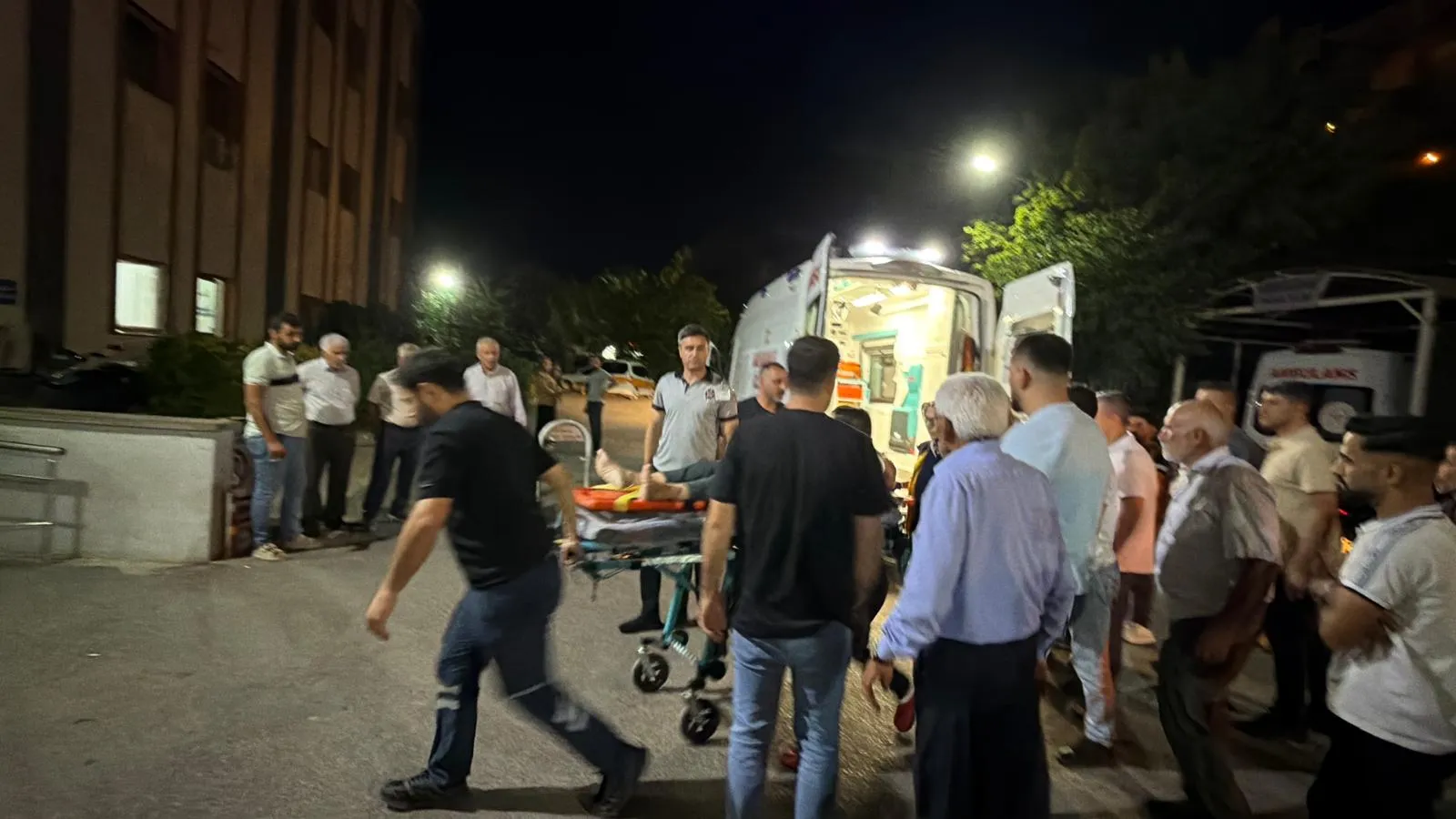 Kahta'da akşam saatlerinde korkunç kaza: Yolun karşısına geçmek isterken ağır yaralandı