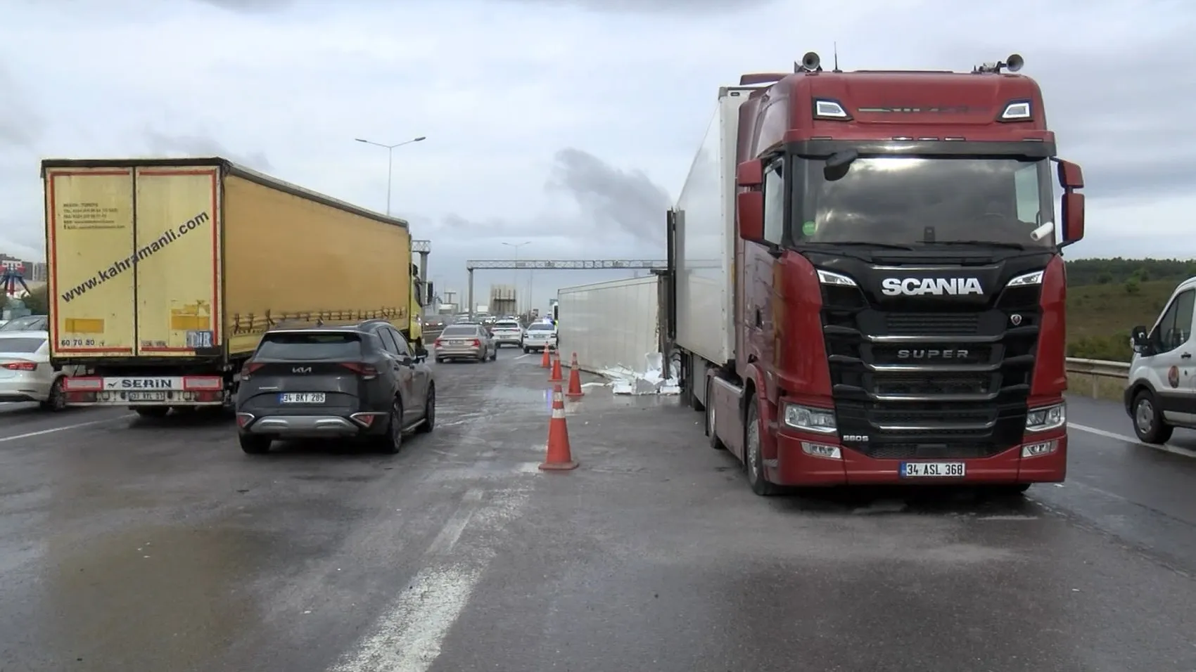 TEM Otoyolu'nda balık yüklü TIR devrildi: Sabah trafiği kilitlendi