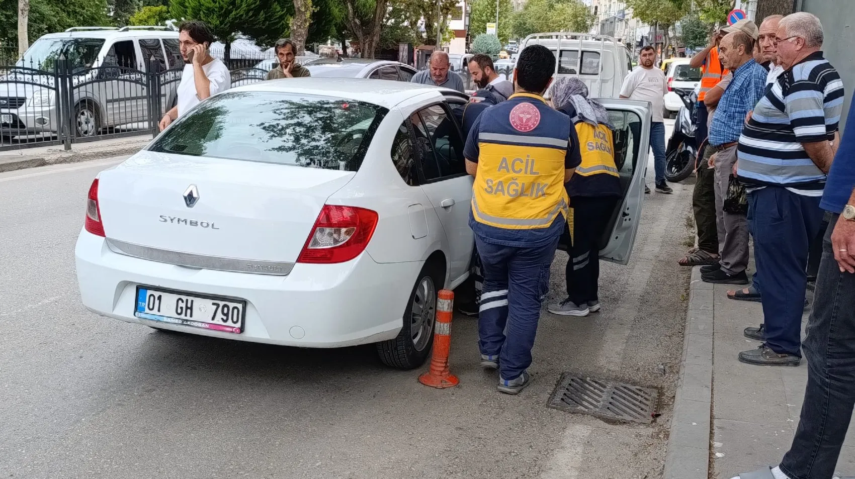 Yaya geçidinde duran kamyonete arkadan çarptı: O anlar saniye saniye kaydedildi