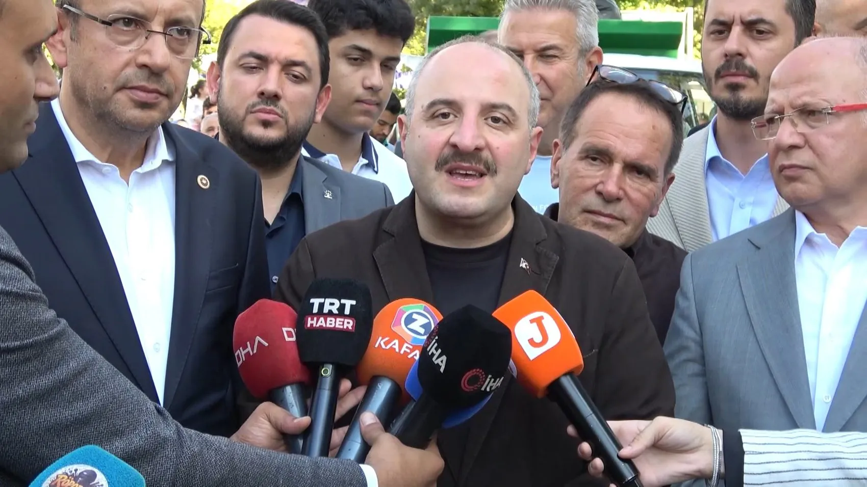 Börek ikramı üzerinden Özgür Özel'e sert tepki: Vatandaşa karşı takınılan tavır kabul edilemez